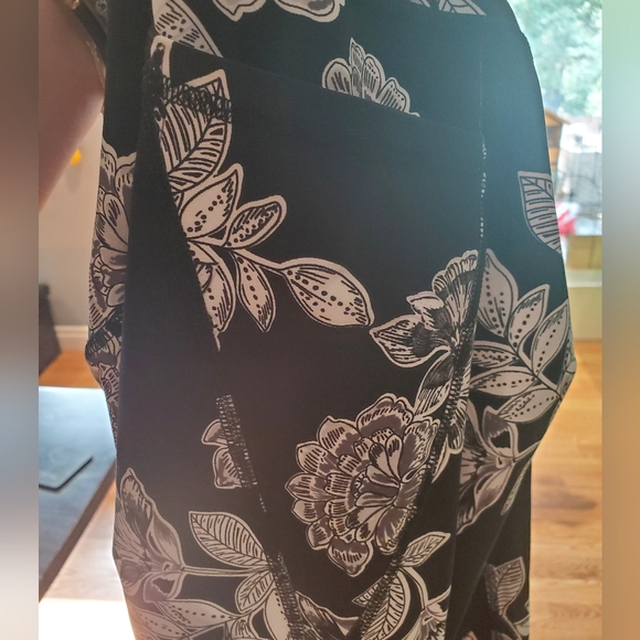 Gorgeous Crop Leggings!! - Picture 2 of 4